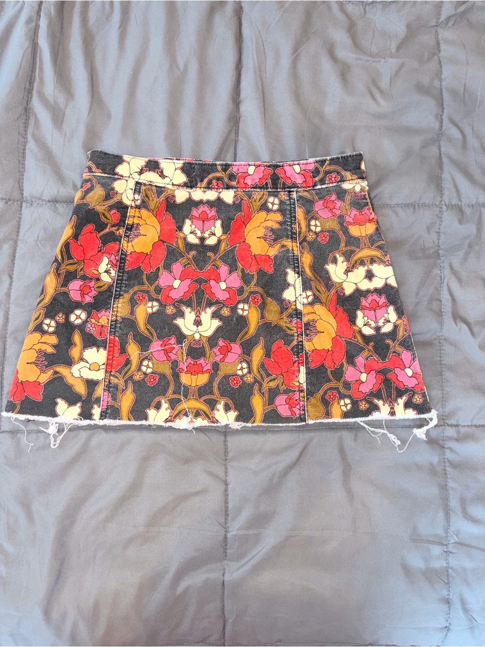 Urban Outfitters Floral Denim Mini Skirt Raw Hem Snap Front Size Small - Picture 3 of 7